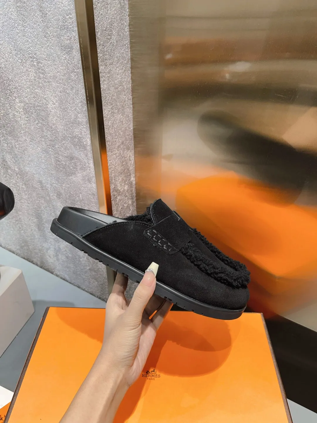 [H Family Hermès] P: 520💰 Size: Male 39-44 (45 customized) Female 35-40 (41 customized) HERMES Hermès top luxury version HERMES Hermès cute half-drag.  Jindian’s family language design! It looks good no matter how you match it! Casual and high-end feeling. The comfort is also great. Paired with various colorful socks, it gives a trendy and high-end feeling. The top version of real wool is high quality. ●Upper: imported cow suede. ●Inner: imported sheepskin. ●Foot pads: imported mixed sheepskin.